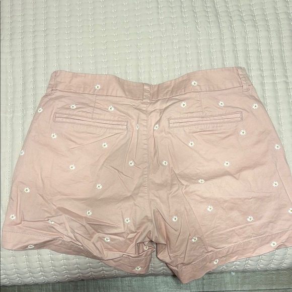 Old Navy Pink Floral Everyday Shorts - Picture 3 of 4